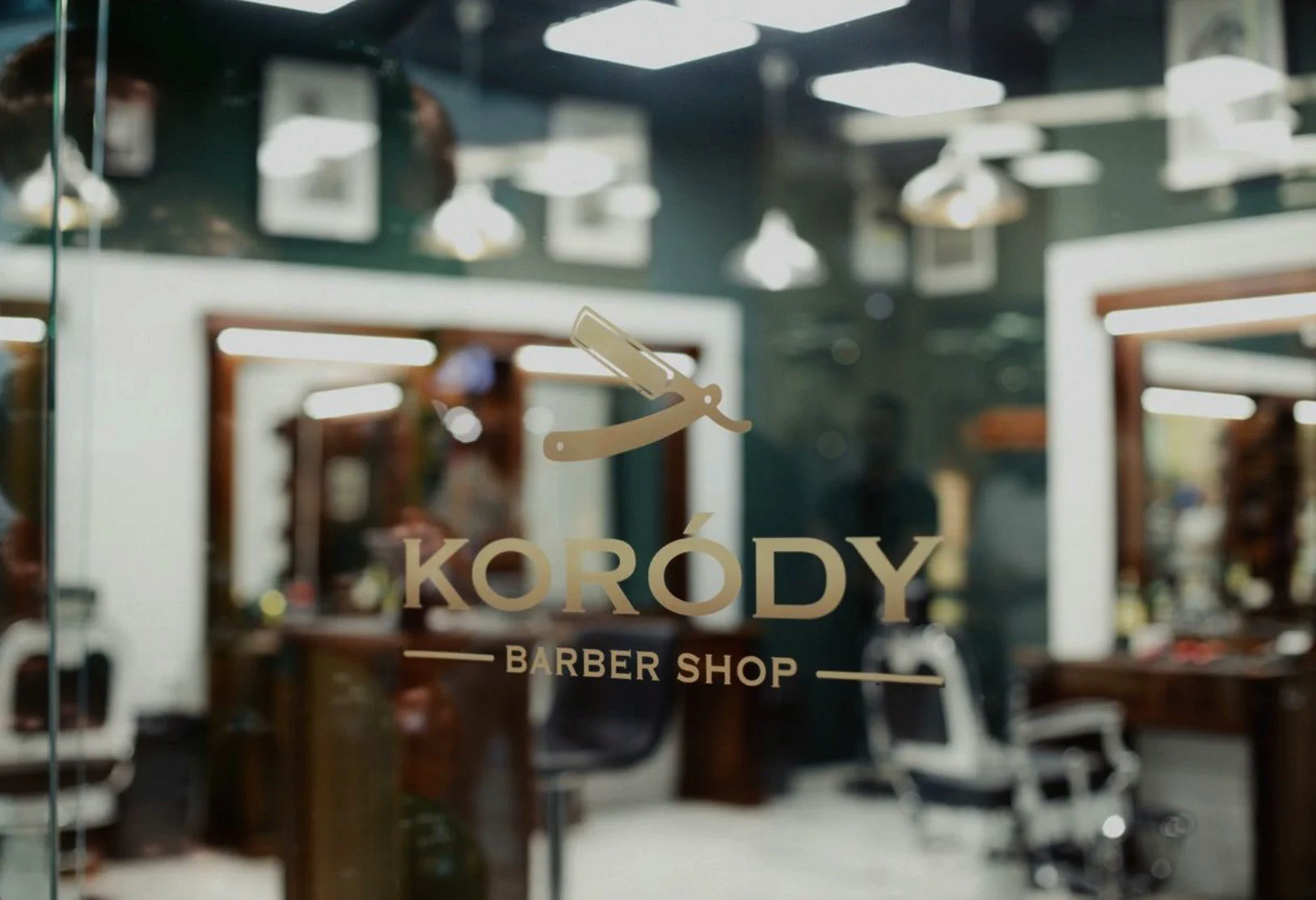 Whisky és kristálypoharak a Koródy Barber Shop asztalán