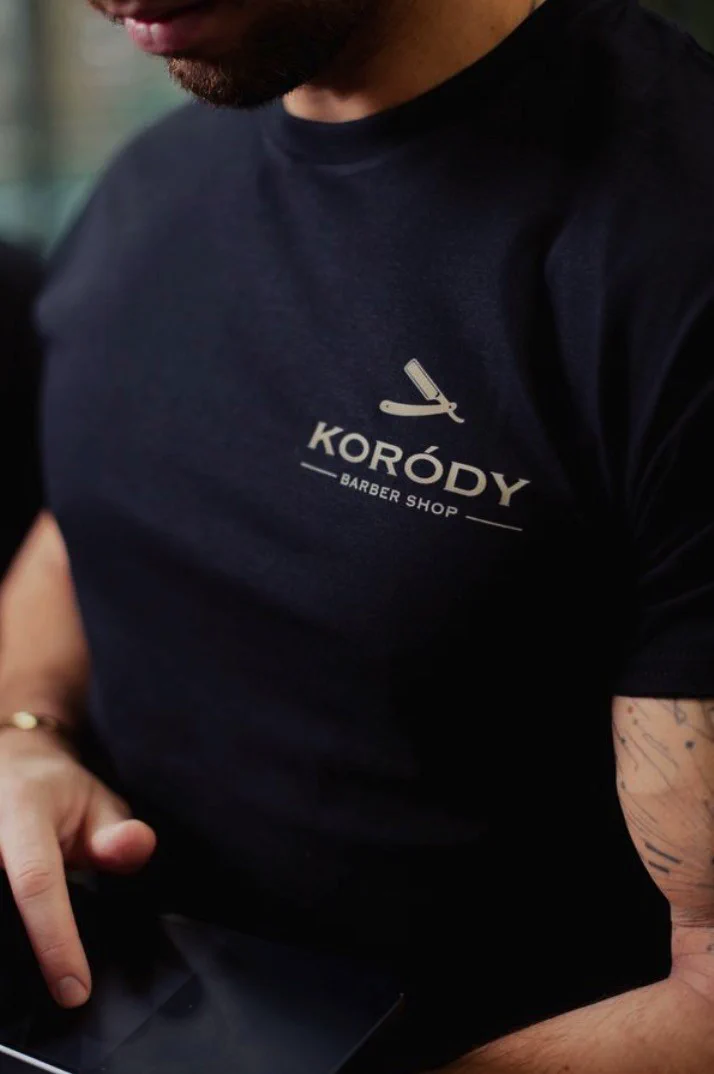 Black T-shirt with the Koródy logo